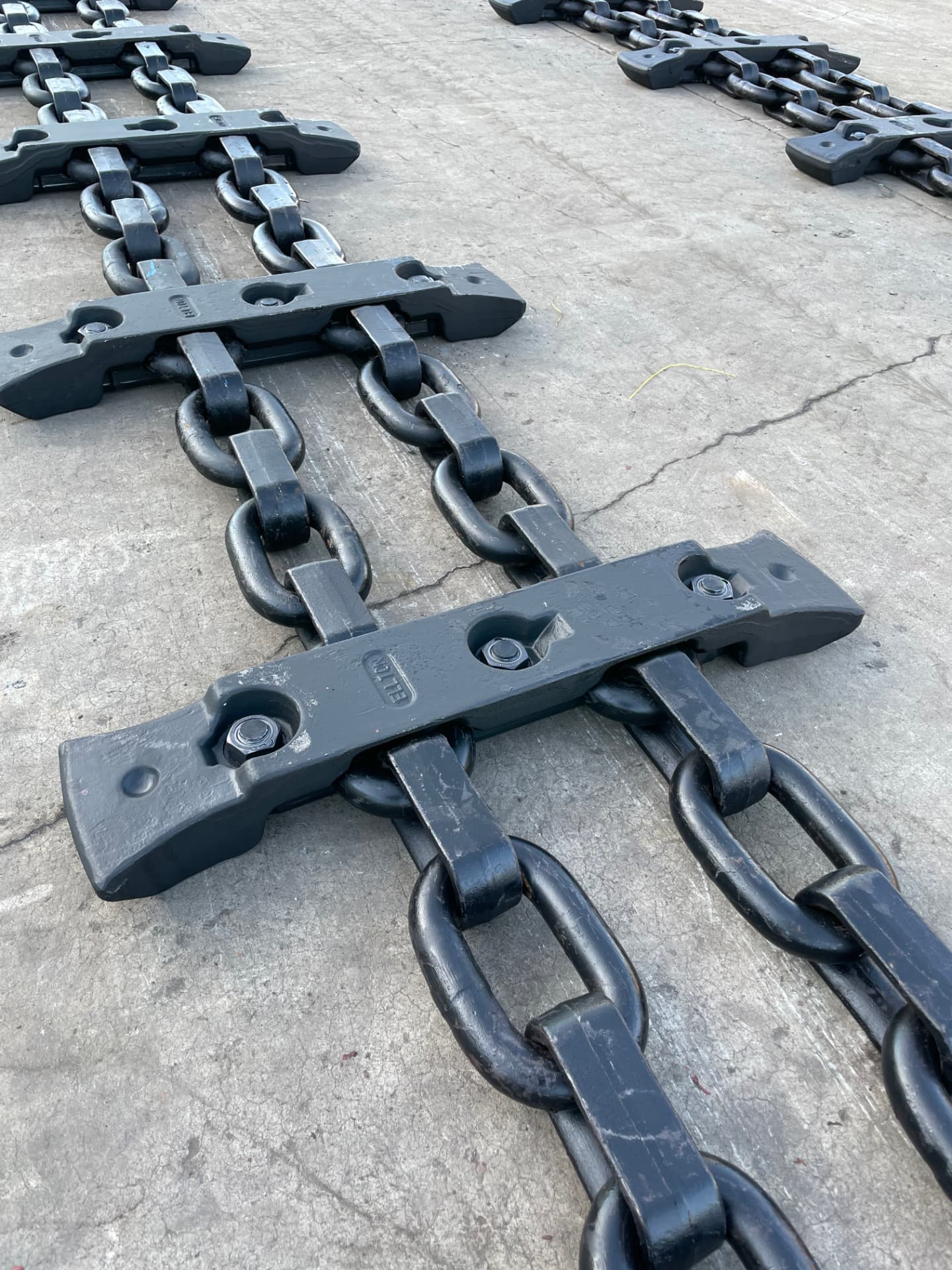 AFC flight bar marked with the Ellton name, bolted to twin longwall chain